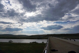 公路旁的湖景与多云天空