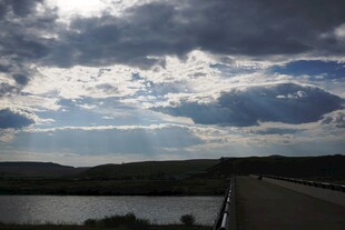 公路边的天空与远处风景