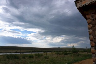 草原边建筑旁的多云天空