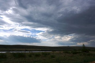 乌云笼罩下的旷野风光