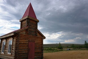 乡村木质教堂 尖顶映苍穹