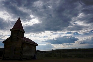 旷野中的古老尖顶小教堂