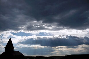 乌云下的尖顶建筑