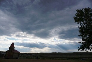 草原上的建筑与阴沉天空