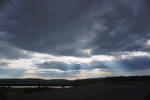 乌云密布下的天光美景