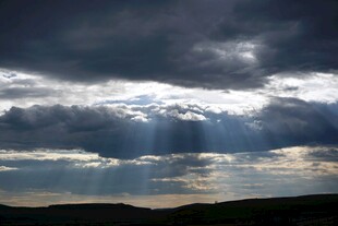 乌云中透出的耀眼天光