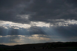 乌云中穿透的耶稣光