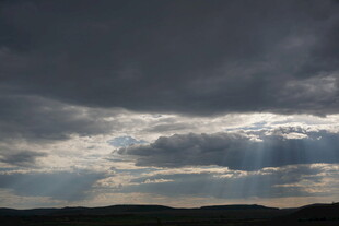 乌云中透出的天光