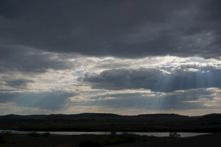 乌云中透出的金色天光