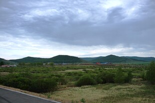 公路旁的山野风光