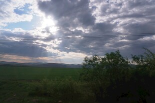 草原上空的多云景象