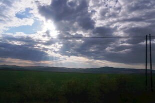 草原上的多云天空景观