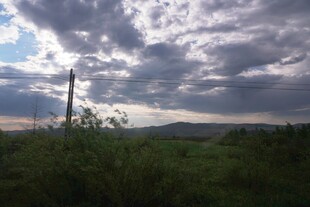 旷野上的多云天空