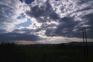 乌云密布下的田野风光
