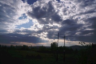 黄昏时分的天空与田野