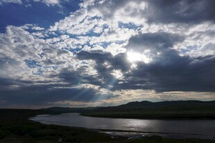 河畔风云变幻美景
