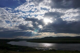 湖畔云间日光美景