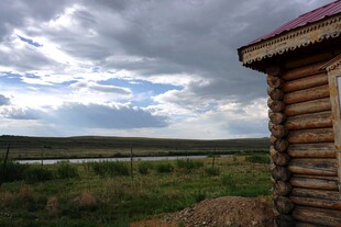 草原木屋边的多云天空