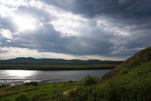 湖畔乌云下的壮美自然景观