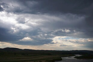 乌云密布的原野天空