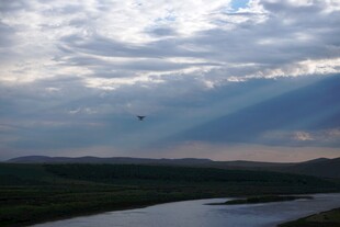 河畔云景 天光洒落
