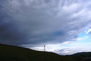 乌云笼罩下的山坡景致