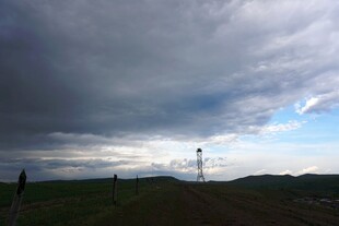 草原上的乌云与风车景观