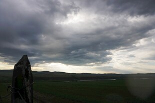 草原上的乌云与孤石