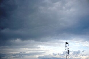乌云下的高耸通信塔