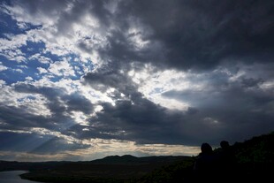 乌云密布的壮丽天空景观