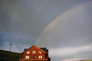 彩虹下的红顶房屋