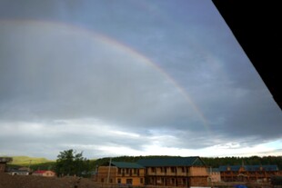 天边彩虹下的建筑景观