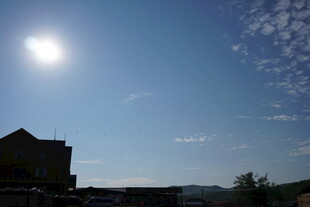 阳光下的房屋与蓝天