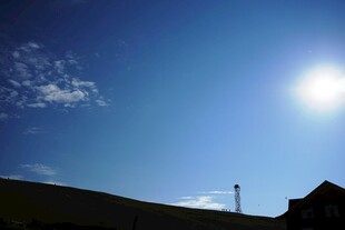 蓝天暖阳下的建筑轮廓