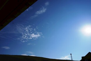 晴朗蓝天与耀眼阳光