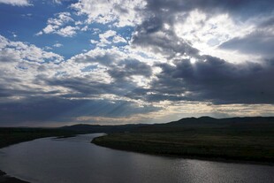 河畔云景 天光水色交融