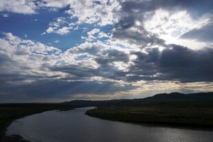 河畔云景 天光水色交融