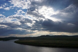 阳光穿透云层下的湖景