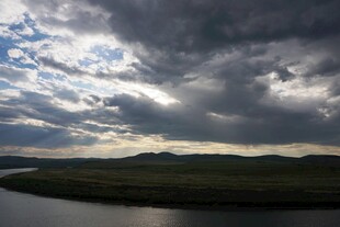 乌云笼罩下的山水风光