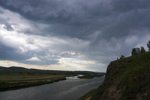 河畔乌云密布的壮美景观