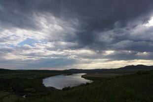 乌云下的静谧湖泊