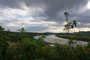 乌云下的河畔风光