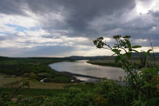 湖畔乌云下的自然景致