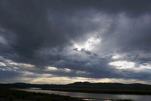 乌云笼罩下的湖景风光