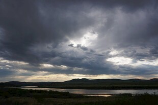 乌云笼罩下的壮阔湖景