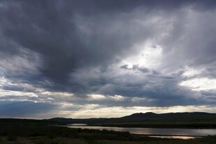 乌云密布的旷野天空