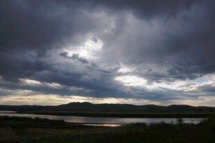 乌云笼罩下的开阔自然景观