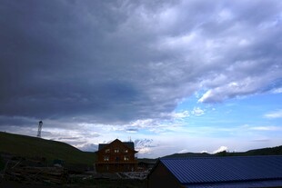 乌云下的山间建筑