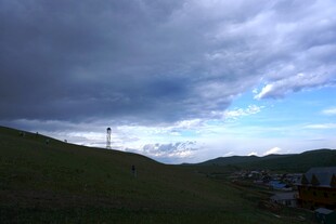 草原上的阴云与远方景致