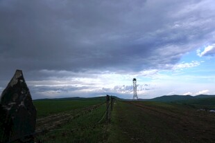 草原上的通信设施与天空